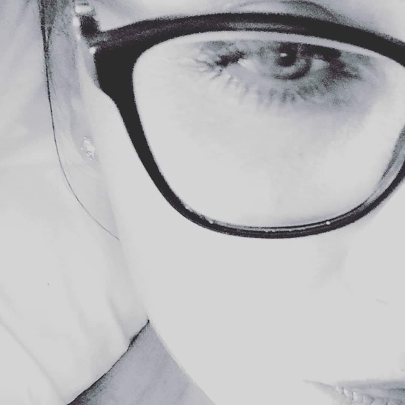 Meet your Posher, Julie - Picture 1 of 1